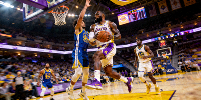 NBA湖人队与勇士队比赛画面，詹姆斯突破上篮
